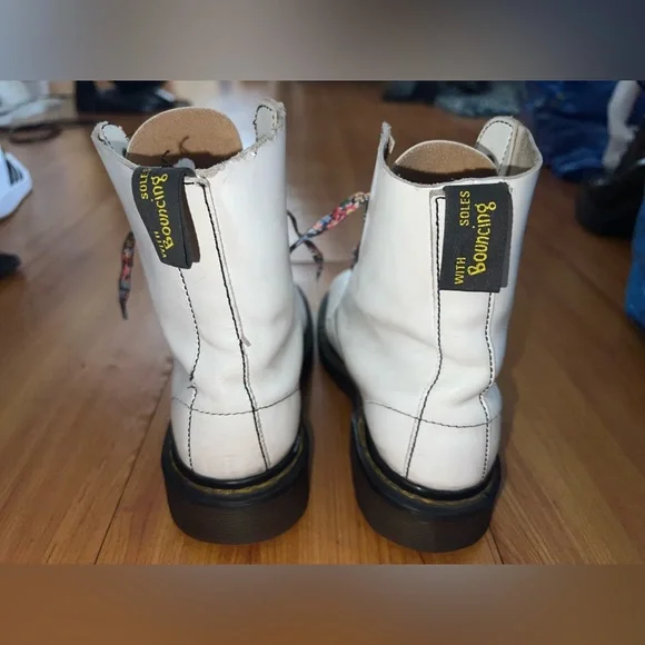 VINTAGE WHITE DR MARTENS W/ FLORAL LACES - Picture 4 of 6